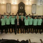 Foto de familia de la selección española sub-21 con el alcalde de Astorga José Luis Nieto y el presidente de la Federación de Castilla y León de fútbol Marcelino Maté