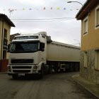 Paso de camiones con el centro del casco urbano de Joarilla de las Matas.