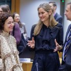 La ministra Sara Aagesen (C) ayer, en Bruselas.