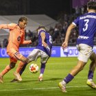 Lamine Yamal trata de regatear a un rival.