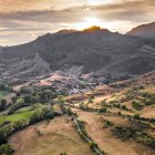 Atardecer sobre el valle de Lois, en Crémenes (León), donde se alza la llamada «Catedral de la Montaña», rodeada por un paisaje imponente y apenas urbanizado.