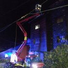 Los bomberos utilizaron el vehículo de trabajo en altura.