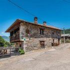 Vista exterior de Sajambre Rural, en Oseja de Sajambre (León), una de las casas mejor valoradas para una escapada diferente en la noche de Reyes.