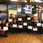 Alumnos y profesores posan con sus diplomas.