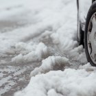 Una rueda atrapada en nieve semiderretida, una de las situaciones más frecuentes que puede dejarte tirado si no llevas el equipamiento adecuado.