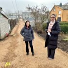 Eva González y Lidia Coca, en el lugar de la actuación.