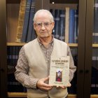 Joaquín Serrano, en la hemeroteca de Diario de León con su nuevo libro.