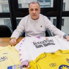 Narciso Rodríguez posa con las camisetas de la Cultural y de la UD Las Palmas con las que jugó como futbolista.