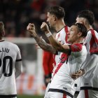 Los jugadores del Rayo Vallecano celebran la victoria.