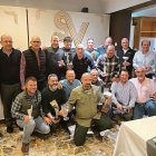 Foto de familia de los premiados con las autoridades y representantes federativos.