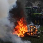 Fuego durante la protesta del campo este jueves en Bruselas.
