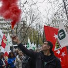 La organización agraria Unión de Uniones se concentra ante la sede de la Comisión Europea en España para protestar contra los recortes de fondos de la Política Agraria Común y contra el acuerdo con Mercosur, este viernes en Madrid.