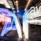 Fotografía que muestra un stand de Amazon Web Services durante la Feria de Hannover 2025.