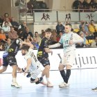 Rodrigo Pérez fue clave para la reacción del Ademar en el segundo tiempo.