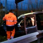 Los servicios de emergencia en el lugar del accidente ocurrido en la tarde de ayer.