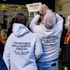 Archivo - Agraciados con el ‘Primer Premio’ del Sorteo Extraordinario de Lotería de Navidad 2023 correspondiente al número 88008 celebran su suerte en la administración Doña Manolita, a 22 de diciembre de 2023, en Madrid (España). Hoy se celebra el Sorteo.