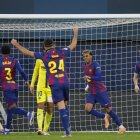 El delantero del Barça Lamine Yamal (2d) celebra tras anotar el segundo gol de su equipo este domingo, durante el partido de la jornada 17 de LaLiga EA Sports, que disputaron Villarreal CF y el FC Barcelona en el Estadio de la Cerámica. EFE/ Ana Escobar.