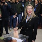 La candidata del PP María Guardiola acude a votar a mediodía al CEIP Vivero de Cáceres.