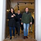 El candidato de Vox en las elecciones de Extremadura, Óscar Fernández, a su llegada a la sede en Mérida (Badajoz) para el seguimiento de la noche electoral.