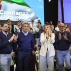 El presidente del PP, Alberto Núñez Feijóo, la presidenta del PP de Extremadura y candidata a la reelección a la Presidencia de la Junta, María Guardiola.