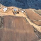 Vista aérea de los terrenos en los que se encuentra el yacimiento de Lancia y en la que se pueden observar las siluetas de los tres edificios con que contará el centro.