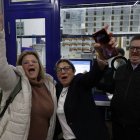 Administración de loterías del número 10 de la calle Barquillo, en Madrid, donde se ha vendido íntegramente el 70.048, el segundo premio del Sorteo Extraordinario de la Lotería de Navidad.