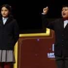 Aisha Solange y Gorka Calderón, cantan un cuarto premio, el 78.477, que ha sido agraciado con un cuarto premio en el Sorteo de la Lotería de Navidad y dotado con 200.000 euros a la serie (20.000 euros al décimo).