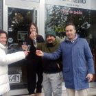 Algunos de los afortunados con el Gordo en Villablino.