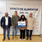 Juan Carlos González, miembro del Comité de Empresa de la fábrica de Toral; Rubén Abramo, presidente del Comité de Empresa; Esther Reyes, presidenta del Banco de Alimentos del Sil, y Jaime Santoalla, director de la fábrica.