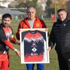José Luis Nieto, alcalde de Astorga, recibe un cuadro de agradecimiento del club América.