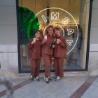 Las trabajadoras de la tienda de Bimba y Lola en Ordoño II de León celebran el segundo premio de la Lotería de Navidad.