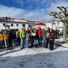 La Comisión de Fiestas de Villamanín se reunió en la plaza del pueblo para celebrar el Gordo.