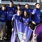 Agraciados del equipo La Bañeza Fútbol Club celebran el Gordo.-EFE/J.Casares.