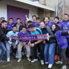 Los miembros de La Bañeza Fútbol Club festejan el premio Gordo, uno de los momentos de alegría que se han vivido este martes por toda la ciudad.