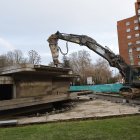 Una máquina golpea el hormigón de Pinilla