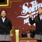 Alba Yadira Machaca e Italy Andrea Blanco cantaron el número agraciado con el premio gordo del Sorteo de la Lotería de Navidad, dotado con 4 millones de euros a la serie, 400.000 al décimo, y que este año ha recaído en el número 79.432 y que ha repartido más de 800 millones de euros en La Bañeza, Villablino, La Pola de Gordón y el bar Leonés en Marbella.