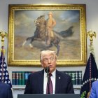 El presidente estadounidense, Donald Trump (c), junto al gobernador de Luisiana Jeff Landry (d), recién nombrado enviado especial para Groenlandia, durante un acto el 24 de marzo de 2025 en la sala Roosevelt de la Casa Blanca en Washington. EFE/EPA/Samuel Corum/ POOL.
