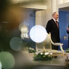 El presidente ruso Vladimir Putin (L) y el director general del Hermitage, Mikhail Piotrovsky, esperan antes de un recorrido por el Museo Estatal Hermitage en los márgenes de una cumbre informal de los líderes de la Comunidad de Estados Independientes (CEI) en San Petersburgo, Rusia, 22 de diciembre de 2025. (Rusia, San Petersburgo) EFE/EPA/ALEXANDER KAZAKOV/SPUTNIK/KREMLIN / POOL MANDATORY CRE.