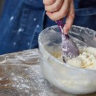 La elaboración manual es clave en la preparación tradicional de los sequillos, como se sigue haciendo en muchas cocinas de la montaña leonesa.