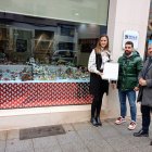 La representante de Nansar Seguros, Iván Rodríguez, presidente de El Centro Mola y el edil David Pacios.