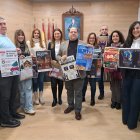 El equipo de gobierno con los carteles de las fiestas.