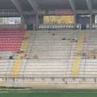 Imagen del cambio de los asientos viejos blancos y azules por los nuevos rojos del estadio Reino de León.