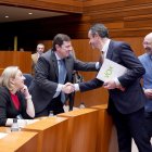 El presidente de la Junta, Alfonso Fernández Mañueco, saluda al nuevo portavoz de Vox, David Hierro, en la primera sesión del pleno de las Cortes de Castilla y León que comienza con las preguntas orales de control al Ejecutivo autonómico.