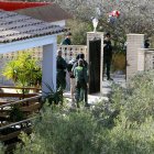 Dos hombres han muerto y un tercero se encuentra ingresado grave en el Hospital de Elche tras ser apaleados en la pedanía ilicitana de la Marina, por presuntamente dos individuos que se encuentran en estos momentos encerrados dentro de una vivienda de esa zona, cercada por la Guardia Civil para proceder a su detención. El suceso ha ocurrido este lunes sobre las 18 horas y han señalado que tanto.