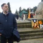El presidente de ERC, Oriol Junqueras participa en la tradicional ofrenda a la tumba del expresidente de la Generalitat republicana Francesc Macià, fallecido el día de Navidad de 1933. EFE/Quique García.