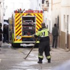 Un bombero recoge la manguera en el incendio de Alhaurín el Grande (Málaga).