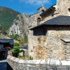 Peñalba de Santiago, enclavado entre montañas, es uno de los pueblos más bellos de España y un enclave clave del arte mozárabe en pleno corazón del Bierzo leonés.