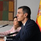 El presidente del Gobierno, Pedro Sánchez, y la ministra de Defensa, Margarita Robles, durante la tradicional videoconferencia con motivo de las fiestas navideñas con los militares españoles desplegados en misiones en el exterior.