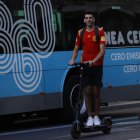 Dos personas circulan por Madrid en sus patinetes eléctricos. EFE/Mariscal.