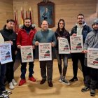 Los organizadores con el cartel.